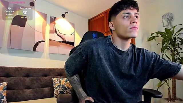 Snapshot of _joansoto chatting on 11.03.25 joansoto online show from 11.03.25