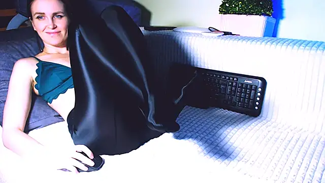 Snapshot of Lina_Owl chatting on 12.14.24 Lina Owl online show from 12.14.24