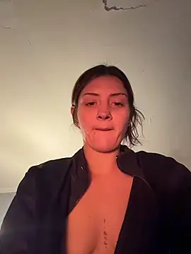 Snapshot of emilysue1 chatting on 12.02.25 emilysue1 online show from 12.02.25