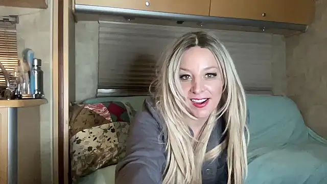 MonroeLoves online show from 12.15.25