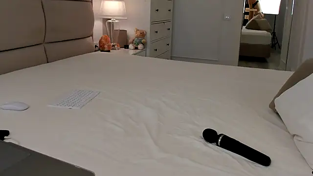 Jacky Lucky online show from 02.23.25