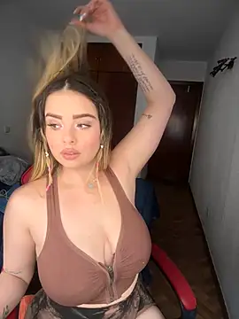 Snapshot of Alirawrz chatting on 12.19.24 Alirawrz online show from 12.19.24