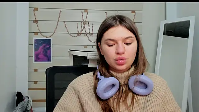 Josephine Kiss online show from 02.05.25