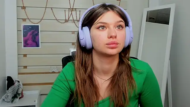 Josephine Kiss online show from 02.10.25