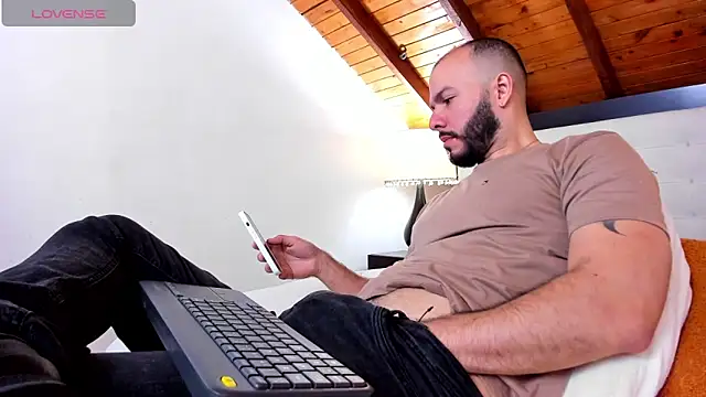 Tom Bailey online show from 10.19.25