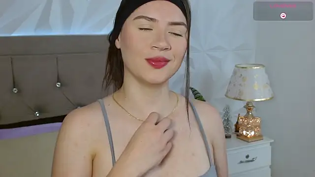 Snapshot of Gwen_drew chatting on 12.19.25 Gwen drew online show from 12.19.25