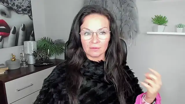 HelenLuxx online show from 12.18.24