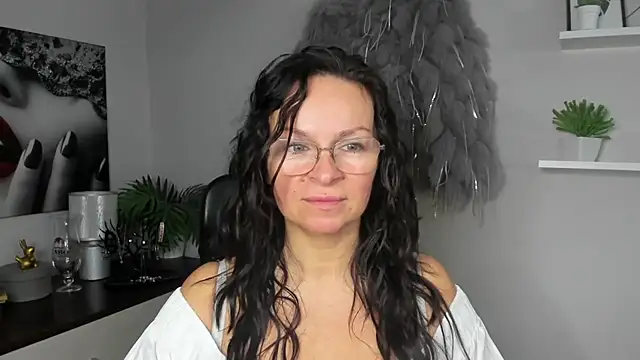 HelenLuxx online show from 12.20.24