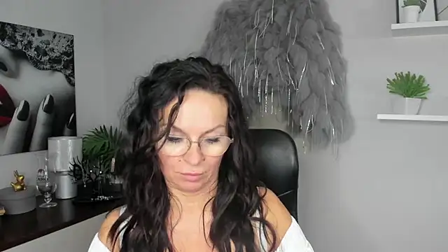 HelenLuxx online show from 12.20.24