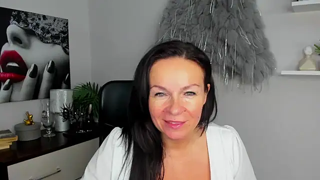 HelenLuxx online show from 01.08.25