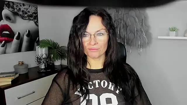 HelenLuxx online show from 01.20.25