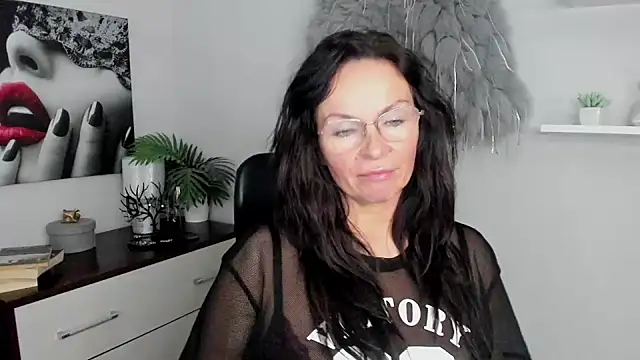 HelenLuxx online show from 01.20.25