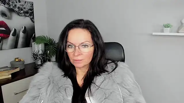 HelenLuxx online show from 01.22.25