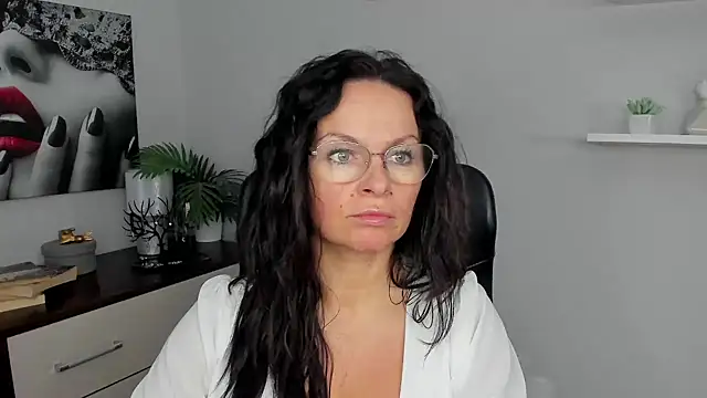 HelenLuxx online show from 01.24.25