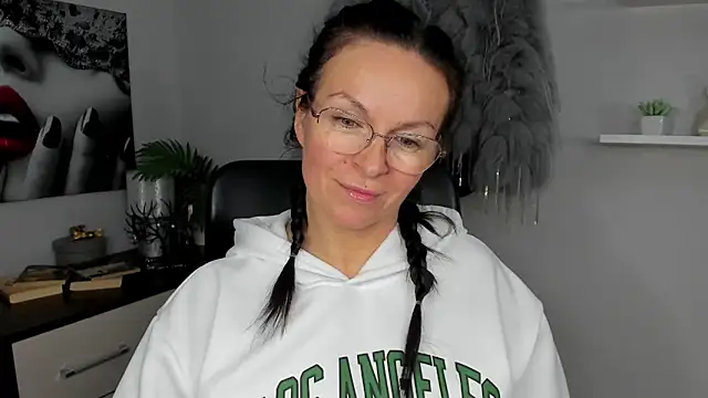 HelenLuxx online show from 01.26.25