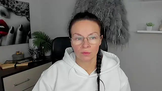 HelenLuxx online show from 01.27.25