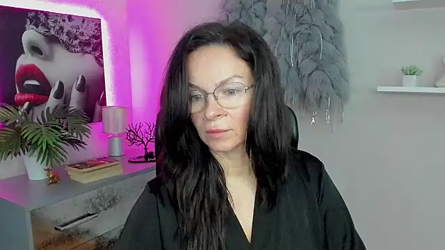 HelenLuxx online show from 01.30.25