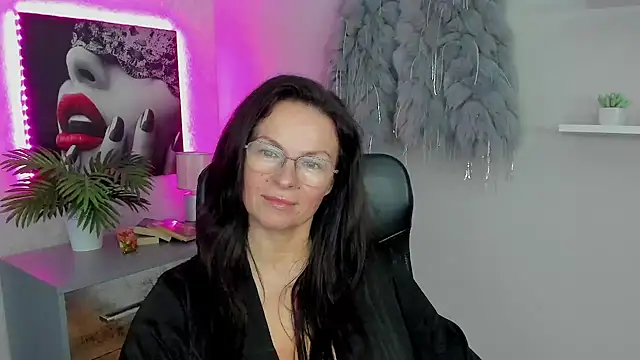 HelenLuxx online show from 01.30.25