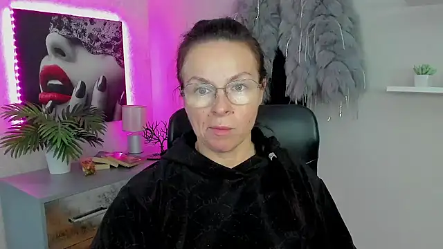 HelenLuxx online show from 01.30.25