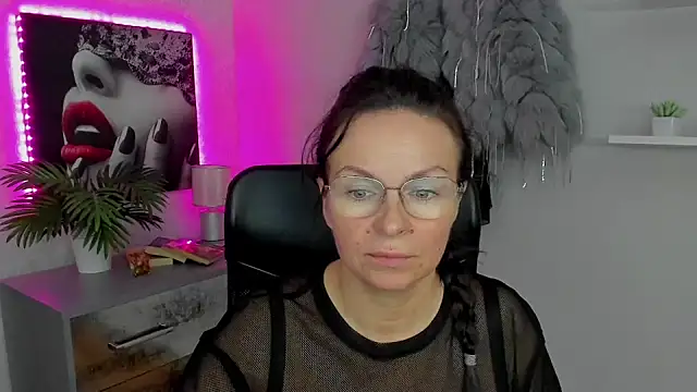 HelenLuxx online show from 01.31.25