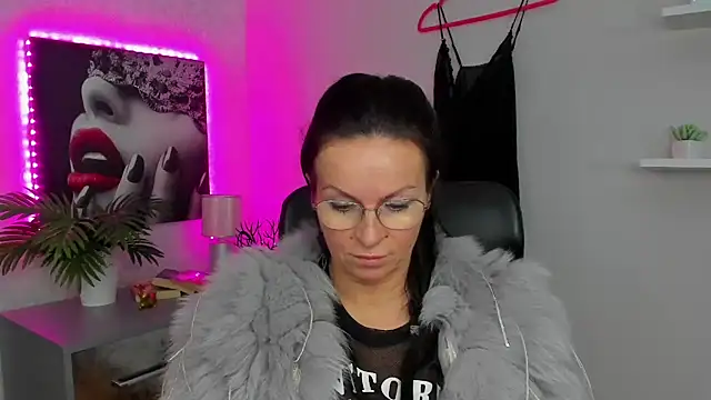 HelenLuxx online show from 02.03.25