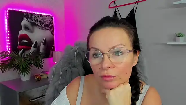 HelenLuxx online show from 02.04.25