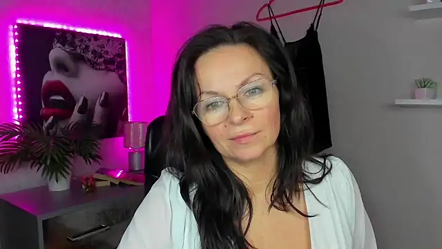 HelenLuxx online show from 02.05.25