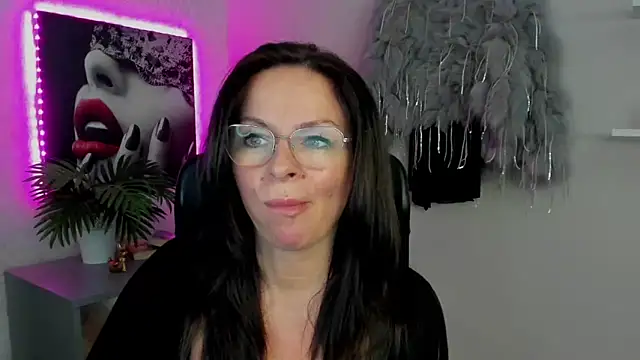 HelenLuxx online show from 03.12.25