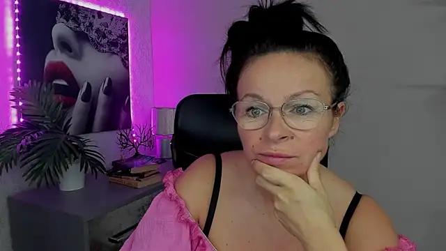 HelenLuxx online show from 09.20.25