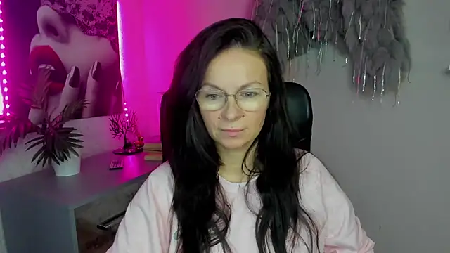 HelenLuxx online show from 11.19.25