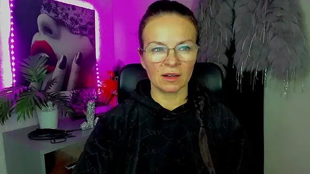 Snapshot of HelenLuxx chatting on 02.17.26 HelenLuxx online show from 02.17.26