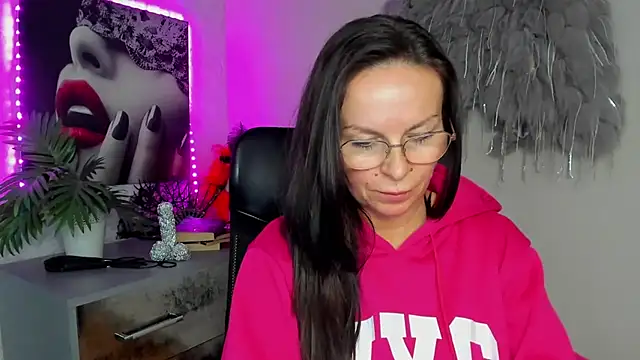 Snapshot of HelenLuxx chatting on 03.11.26 HelenLuxx online show from 03.11.26
