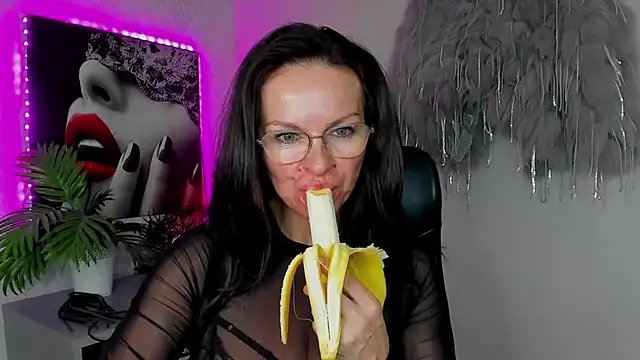 Snapshot of HelenLuxx chatting on 03.25.26 HelenLuxx online show from 03.25.26