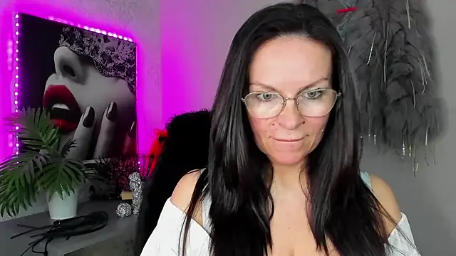 Snapshot of HelenLuxx chatting on 04.02.26 HelenLuxx online show from 04.02.26