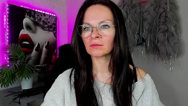 Snapshot of HelenLuxx chatting on 04.08.26 HelenLuxx online show from 04.08.26
