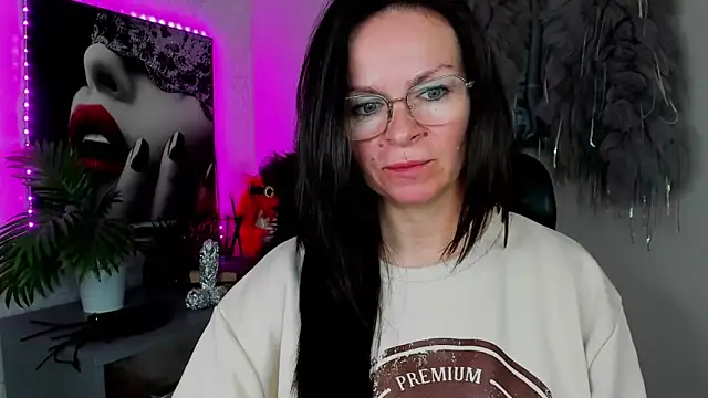 Snapshot of HelenLuxx chatting on 04.10.26 HelenLuxx online show from 04.10.26