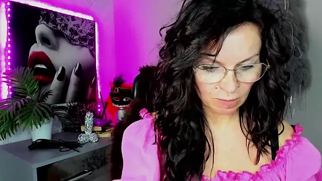 Snapshot of HelenLuxx chatting on 04.14.26 HelenLuxx online show from 04.14.26