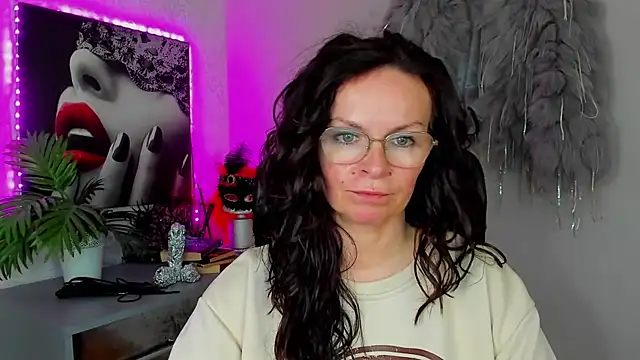 Snapshot of HelenLuxx chatting on 04.15.26 HelenLuxx online show from 04.15.26