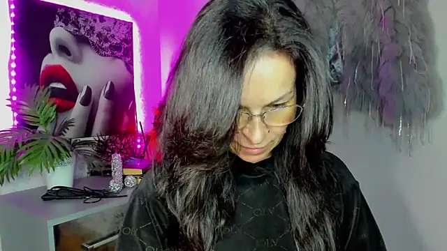 Snapshot of HelenLuxx chatting on 04.18.26 HelenLuxx online show from 04.18.26