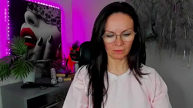 Snapshot of HelenLuxx chatting on 04.21.26 HelenLuxx online show from 04.21.26