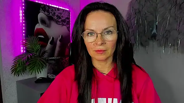 Snapshot of HelenLuxx chatting on 04.22.26 HelenLuxx online show from 04.22.26