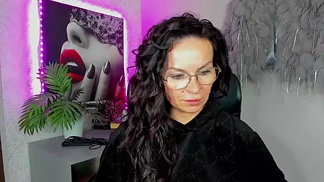 Snapshot of HelenLuxx chatting on 04.23.26 HelenLuxx online show from 04.23.26