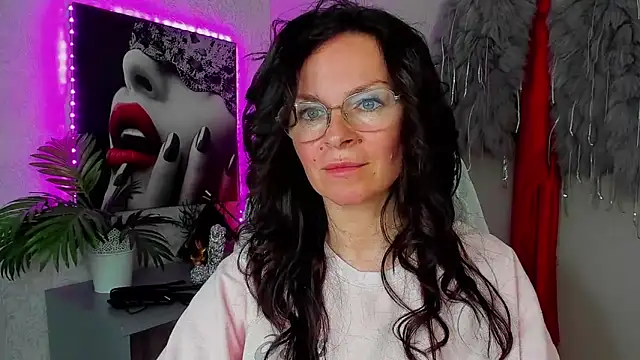 Snapshot of HelenLuxx chatting on 04.27.26 HelenLuxx online show from 04.27.26
