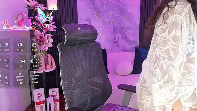 Snapshot of leslyflorez chatting on 09.22.25 leslyflorez online show from 09.22.25