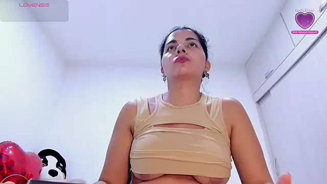Snapshot of Amelia_Debora_Antonella chatting on 05.28.26 Amelia Debora Antonella online show from 05.28.26