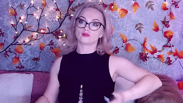 Snapshot of EllianaReese chatting on 10.29.25 EllianaReese online show from 10.29.25