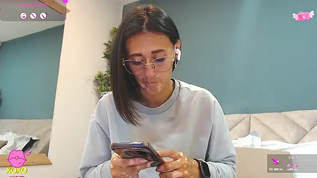 Snapshot of SharisWillian chatting on 04.23.26 SharisWillian online show from 04.23.26