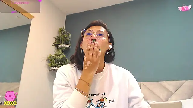 Snapshot of SharisWillian chatting on 04.29.26 SharisWillian online show from 04.29.26