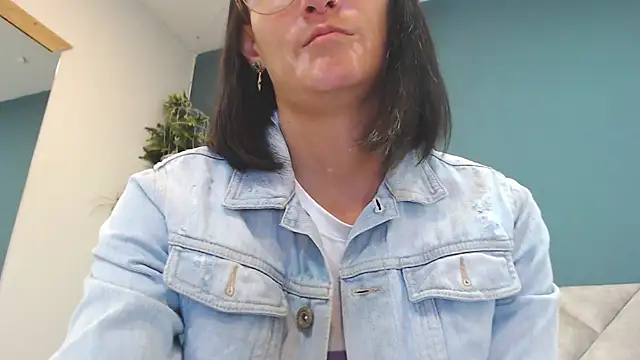 Snapshot of SharisWillian chatting on 05.13.26 SharisWillian online show from 05.13.26