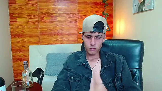 Snapshot of Bastiaan_28 chatting on 12.04.24 Bastiaan 28 online show from 12.04.24